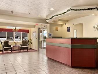 Microtel Inn & Suites By Wyndham Холънд Интериор снимка