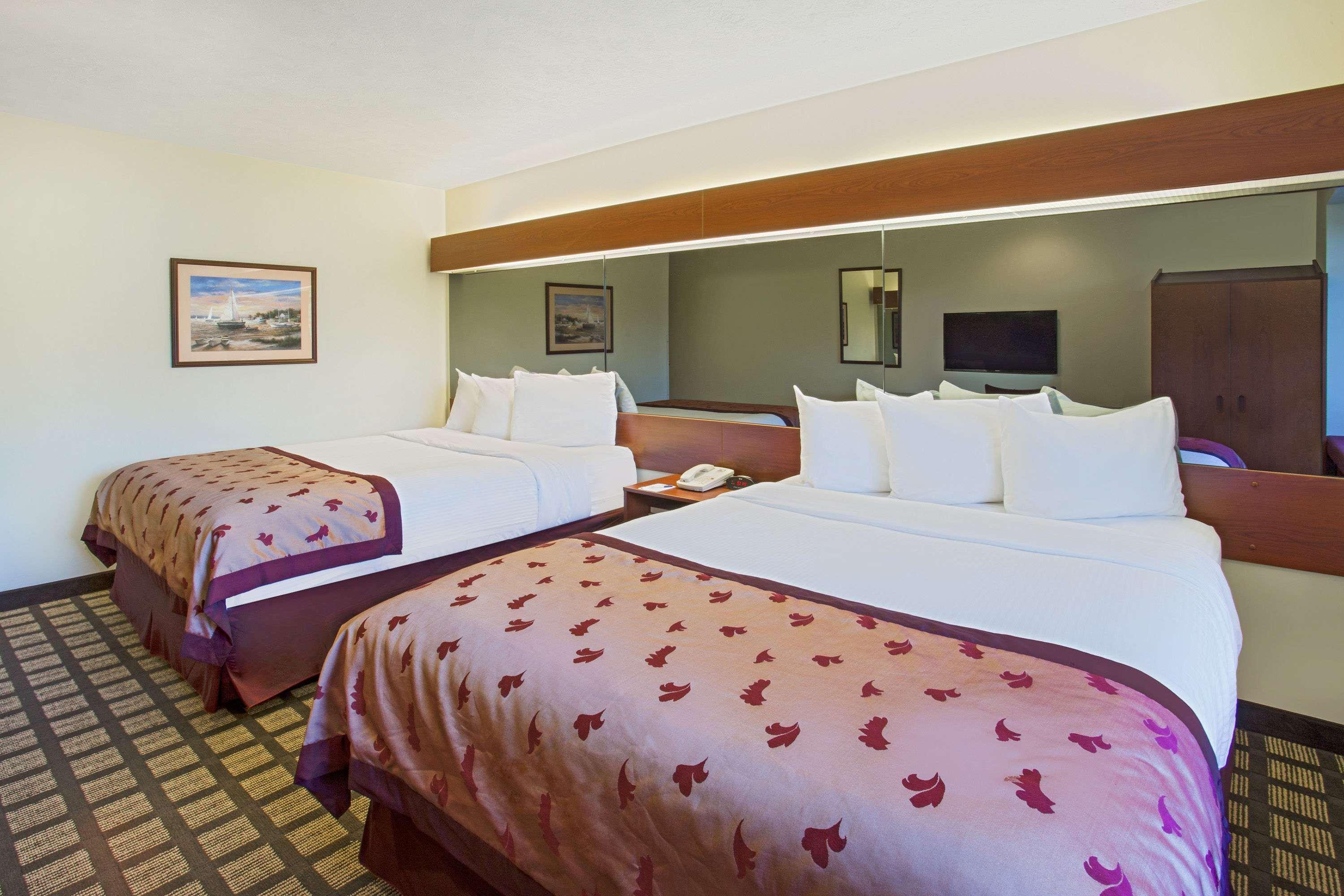 Microtel Inn & Suites By Wyndham Холънд Екстериор снимка